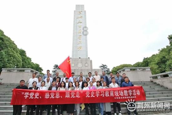 何鸿燊妹妹一生太传奇!穿皮草满身贵气颜值真绝色,和堂弟相恋生子